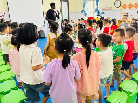 GIỜ HỌC TIẾNG ANH – MỞ RA CÁNH CỬA NGÔN NGỮ CHO TRẺ TẠI TRƯỜNG MẦM NON HOA SEN