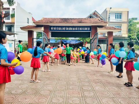 THAM QUAN TRƯỜNG TIỂU HỌC- BƯỚC CHUẨN BỊ TỰ TIN CHO TRẺ MẪU GIÁO 5-6 TUỔI TRƯỜNG MẦM NON HOA SEN
