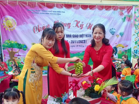 HOẠT ĐỘNG TRẢI NGHIỆM "LÀM QUÀ TẶNG CÔ GIÁO" NHÂN NGÀY 20-11 CỦA CÁC BÉ TRƯỜNG MẦM NON NOONG BUA