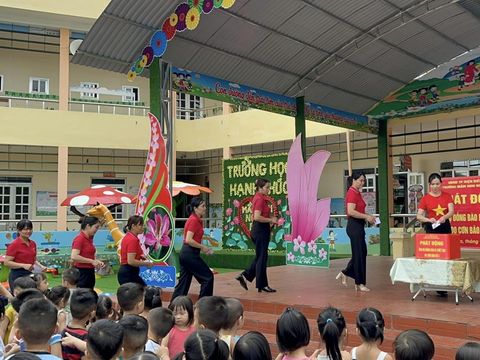 TRƯỜNG MẦM NON NOONG BUA TỔ CHỨC QUYÊN GÓP ỦNG HỘ ĐỒNG BÀO BỊ THIỆT HẠI DO CƠN BÃO SỐ 3
