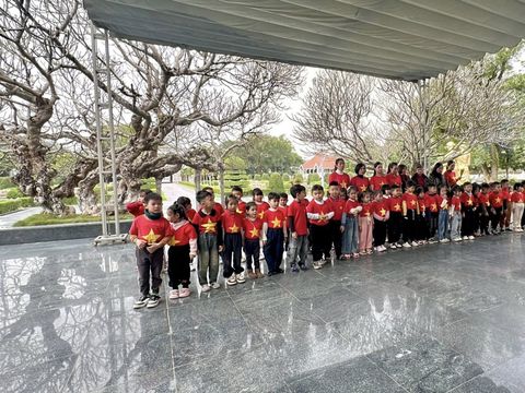 CÔ VÀ TRÒ TRƯỜNG MẦM NON NOONG BUA VIẾNG NGHĨA TRANG A1 VÀ THAM QUAN BẢO TÀNG CHIẾN THẮNG