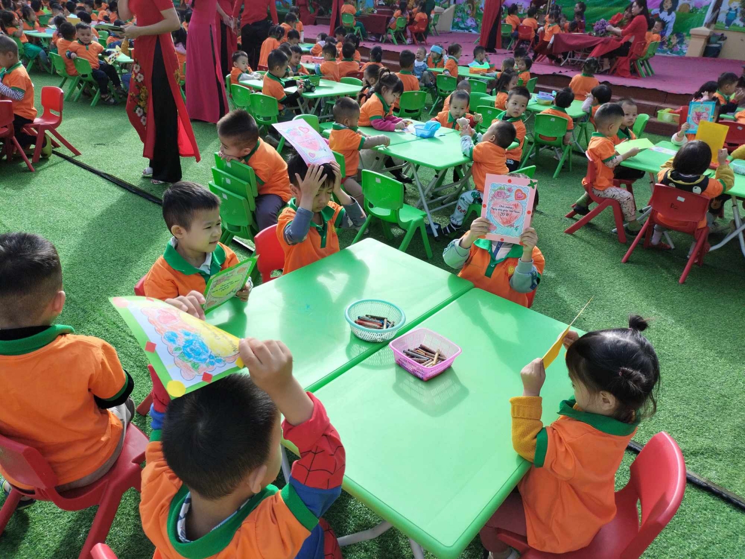 Ảnh trong bài: HOẠT ĐỘNG TRẢI NGHIỆM "LÀM QUÀ TẶNG CÔ GIÁO" NHÂN NGÀY 20-11 CỦA CÁC BÉ TRƯỜNG MẦM NON NOONG BUA