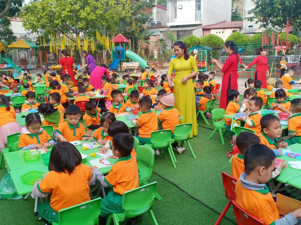 Ảnh trong bài: HOẠT ĐỘNG TRẢI NGHIỆM "LÀM QUÀ TẶNG CÔ GIÁO" NHÂN NGÀY 20-11 CỦA CÁC BÉ TRƯỜNG MẦM NON NOONG BUA
