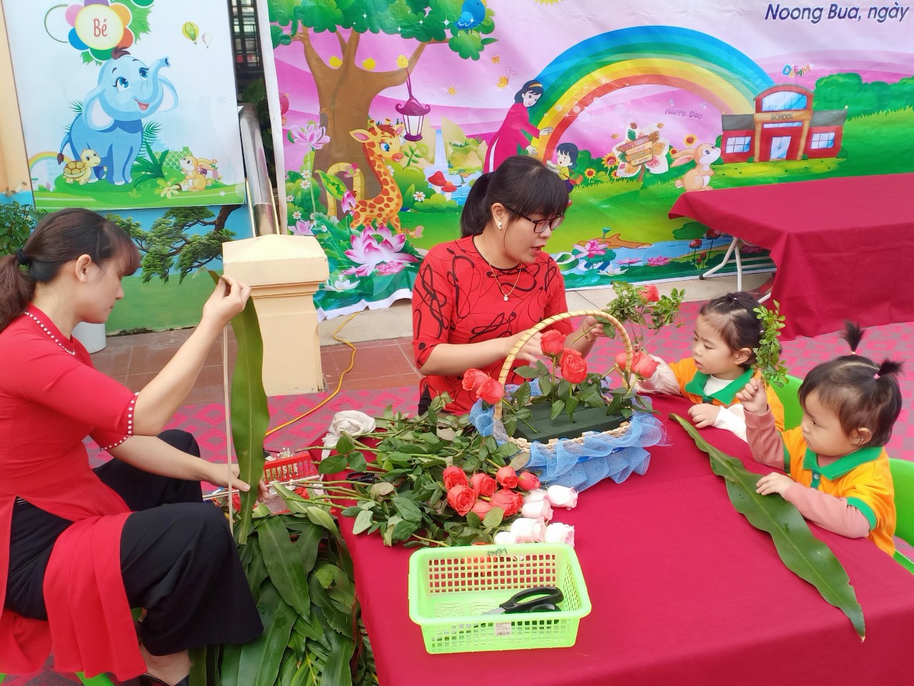 Ảnh trong bài: HOẠT ĐỘNG TRẢI NGHIỆM "LÀM QUÀ TẶNG CÔ GIÁO" NHÂN NGÀY 20-11 CỦA CÁC BÉ TRƯỜNG MẦM NON NOONG BUA