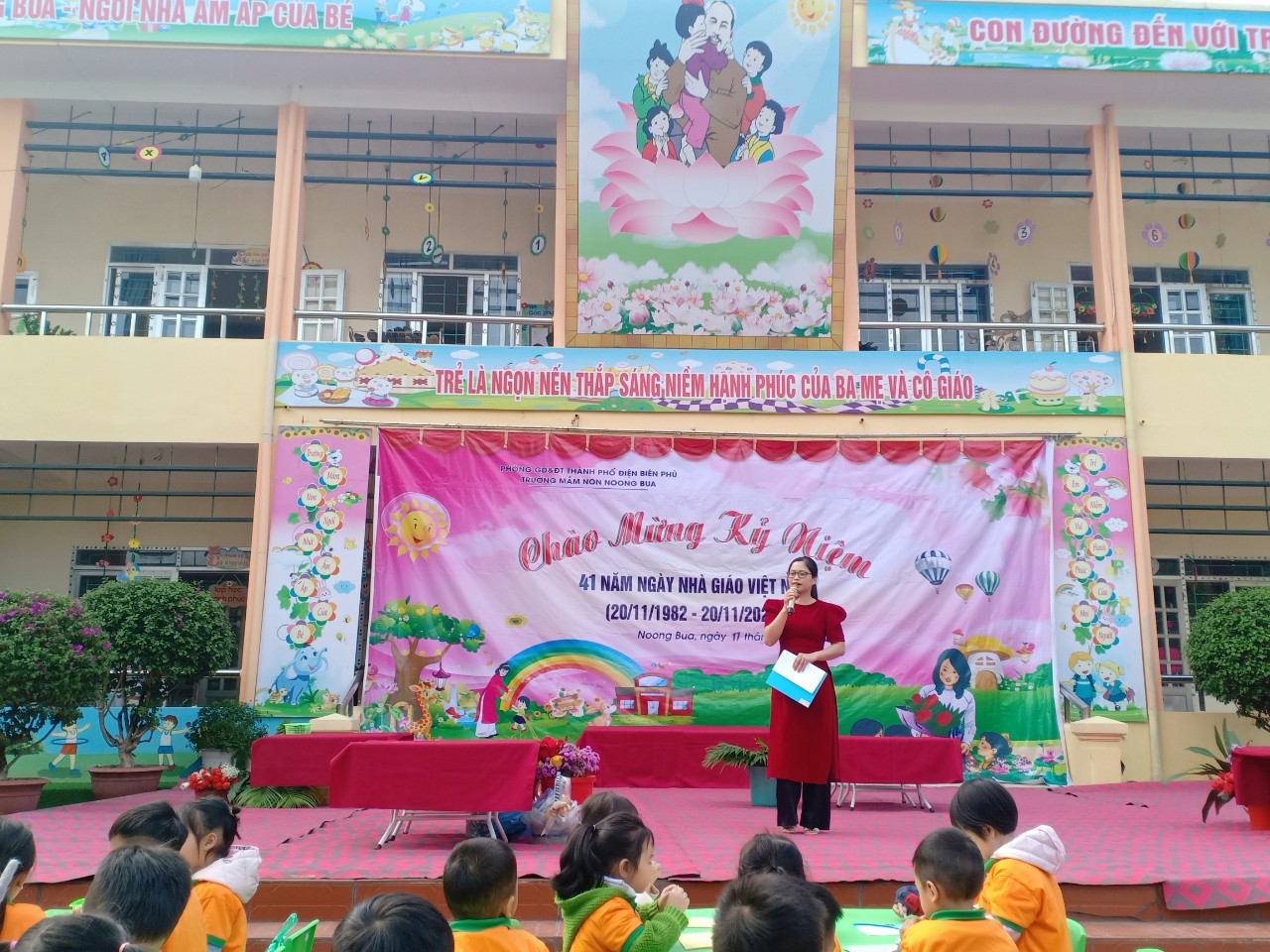 Ảnh trong bài: HOẠT ĐỘNG TRẢI NGHIỆM "LÀM QUÀ TẶNG CÔ GIÁO" NHÂN NGÀY 20-11 CỦA CÁC BÉ TRƯỜNG MẦM NON NOONG BUA