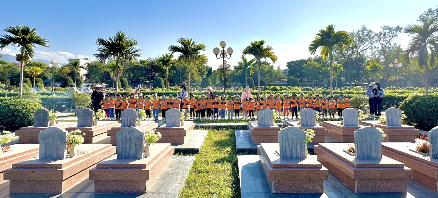 Ảnh trong bài: TRƯỜNG MẦM NON NOONG BUA TỔ CHỨC CHO CÁC BÉ THĂM VIẾNG NGHĨA TRANG LIỆT SỸ A1 VÀ THAM QUAN DI TÍCH LỊCH SỬ ĐỒI A1