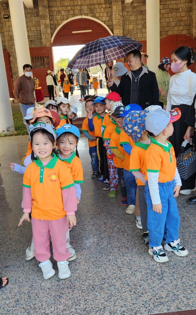 Ảnh trong bài: TRƯỜNG MẦM NON NOONG BUA TỔ CHỨC CHO CÁC BÉ THĂM VIẾNG NGHĨA TRANG LIỆT SỸ A1 VÀ THAM QUAN DI TÍCH LỊCH SỬ ĐỒI A1