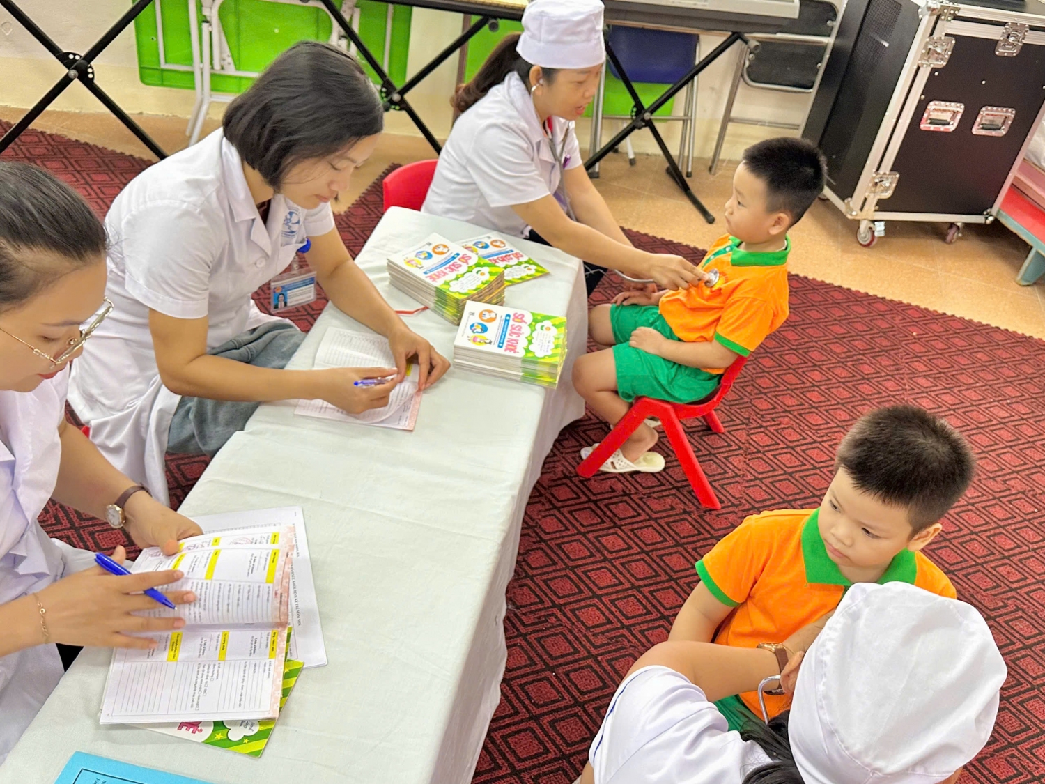 Ảnh trong bài: TRƯỜNG MẦM NON NOONG BUA PHỐI HỢP VỚI TRẠM Y TẾ PHƯỜNG NOONG BUA KHÁM SỨC KHOẺ ĐỊNH KỲ CHO HỌC SINH