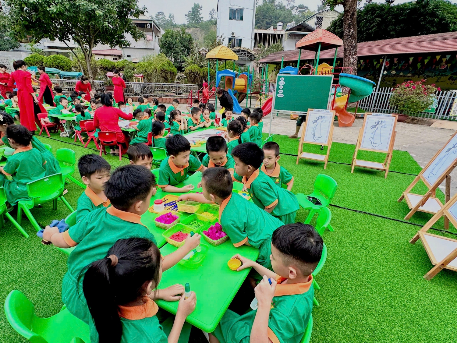 Ảnh trong bài: HOẠT ĐỘNG TRẢI NGHIỆM CỦA CÁC BÉ TRƯỜNG MẦM NON NOONG BUA CHÀO MỪNG NGÀY 20/11