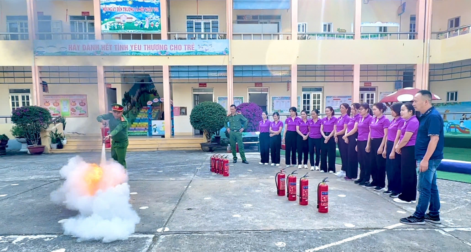 Ảnh trong bài: TẬP HUẤN CÔNG TÁC PHÒNG CHÁY CHỮA CHÁY TẠI TRƯỜNG MẦM NON NOONG BUA, NĂM HỌC 2024 - 2025