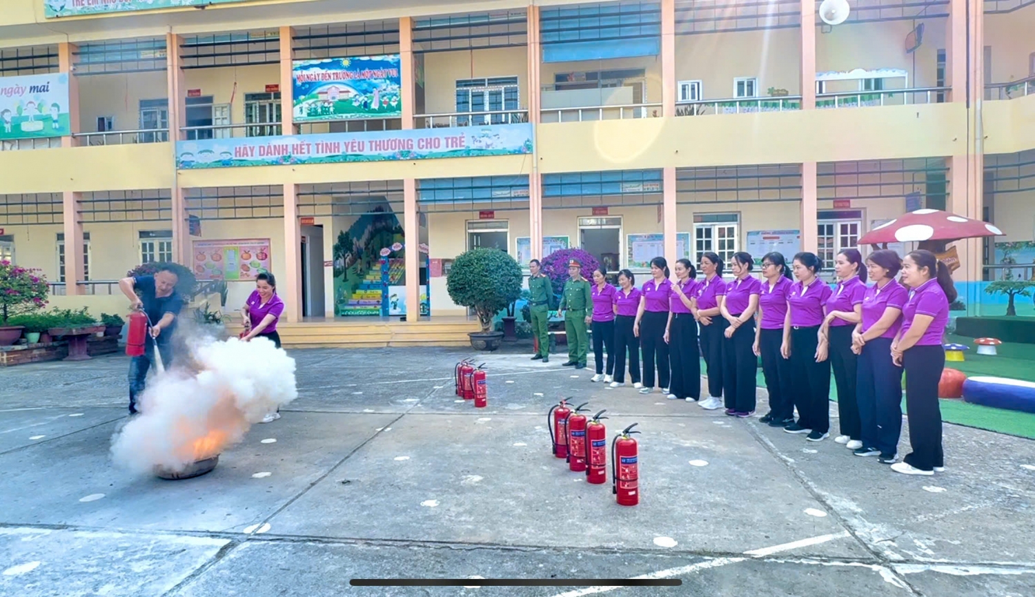 Ảnh trong bài: TẬP HUẤN CÔNG TÁC PHÒNG CHÁY CHỮA CHÁY TẠI TRƯỜNG MẦM NON NOONG BUA, NĂM HỌC 2024 - 2025