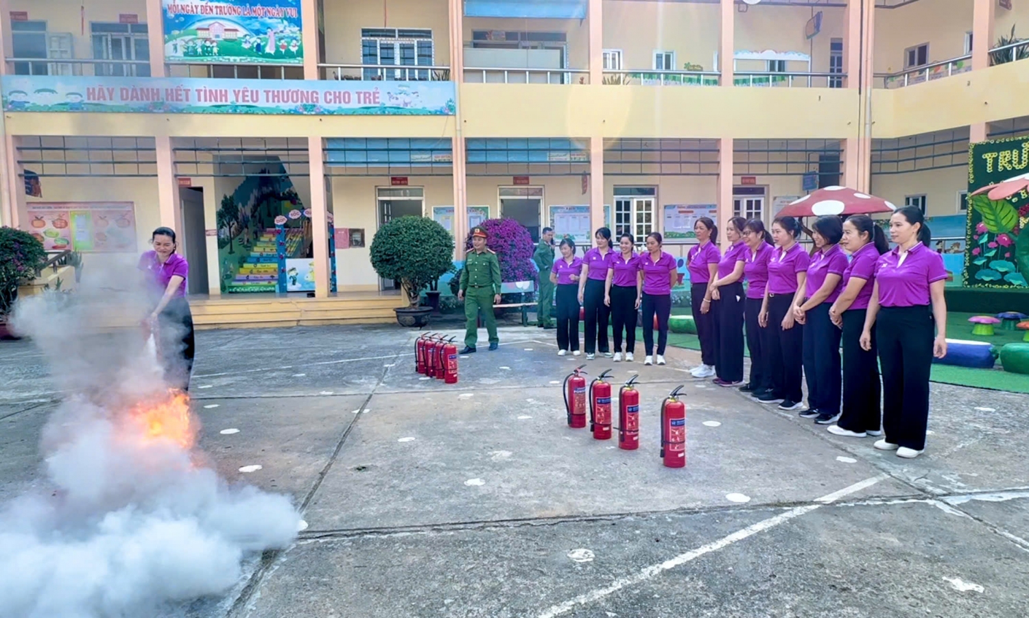 Ảnh trong bài: TẬP HUẤN CÔNG TÁC PHÒNG CHÁY CHỮA CHÁY TẠI TRƯỜNG MẦM NON NOONG BUA, NĂM HỌC 2024 - 2025