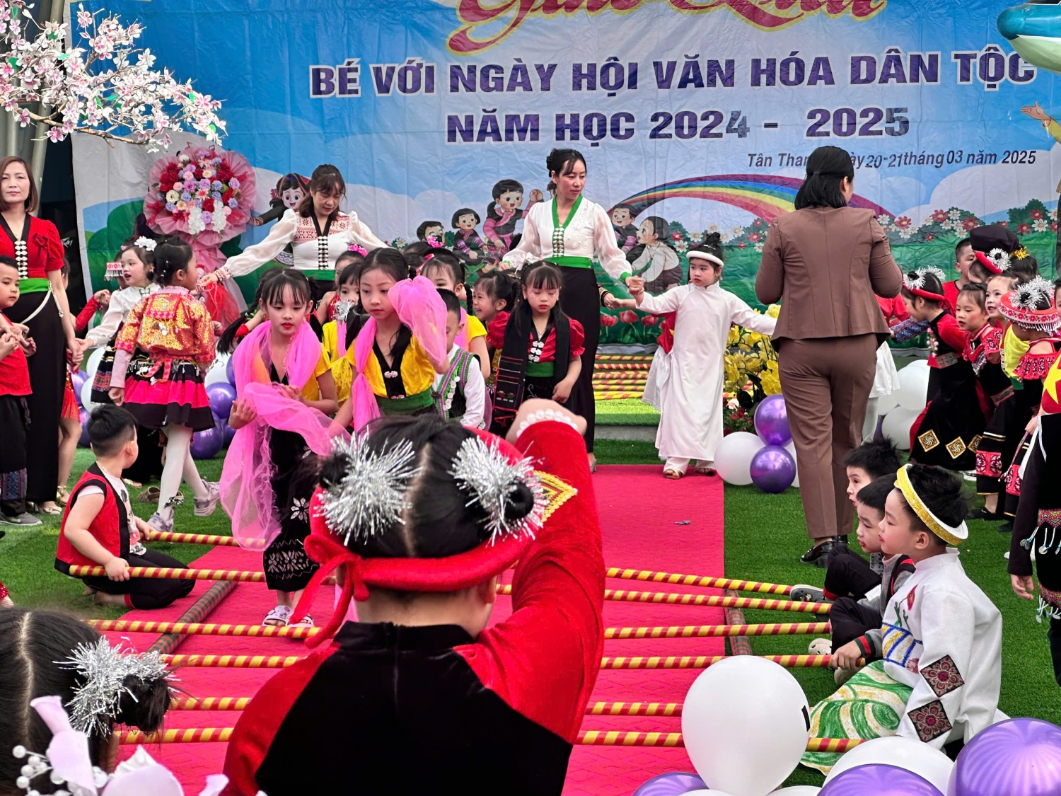 Ảnh trong bài: TRƯỜNG MẦM NON NOONG BUA THAM GIA GIAO LƯU “BÉ VỚI NGÀY HỘI VĂN HOÁ CÁC DÂN TỘC” CẤP CỤM NĂM HỌC 2024-2025