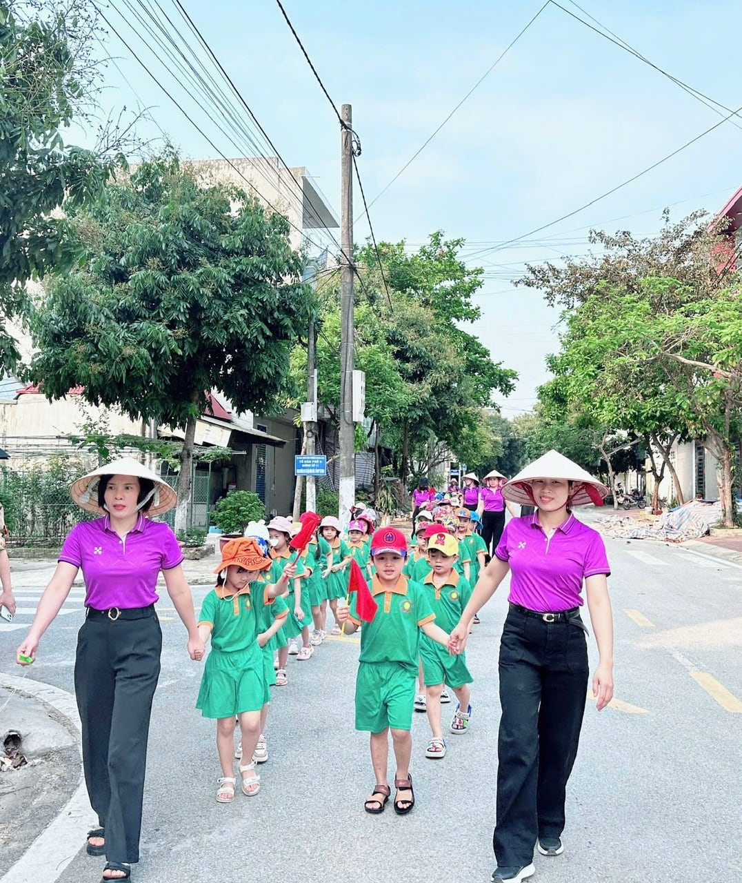 Ảnh trong bài: CÁC BÉ KHỐI MẪU GIÁO 5-6 TUỔI TRƯỜNG MẦM NON NOONG BUA THAM QUAN TRƯỜNG TIỂU HỌC
