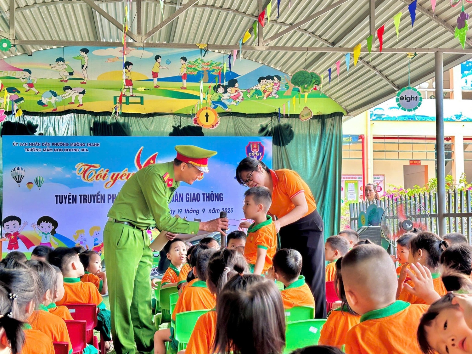 Ảnh trong bài: HOẠT ĐỘNG “TÔI YÊU VIỆT NAM- TUYÊN TRUYỀN PHÁP LUẬT VỀ AN TOÀN GIAO THÔNG TRƯỜNG MẦM NON NOONG BUA