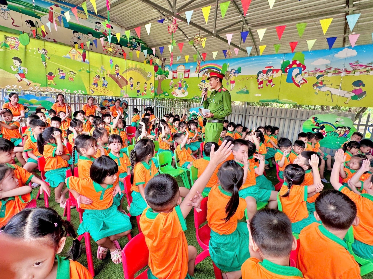 Ảnh trong bài: HOẠT ĐỘNG “TÔI YÊU VIỆT NAM- TUYÊN TRUYỀN PHÁP LUẬT VỀ AN TOÀN GIAO THÔNG TRƯỜNG MẦM NON NOONG BUA