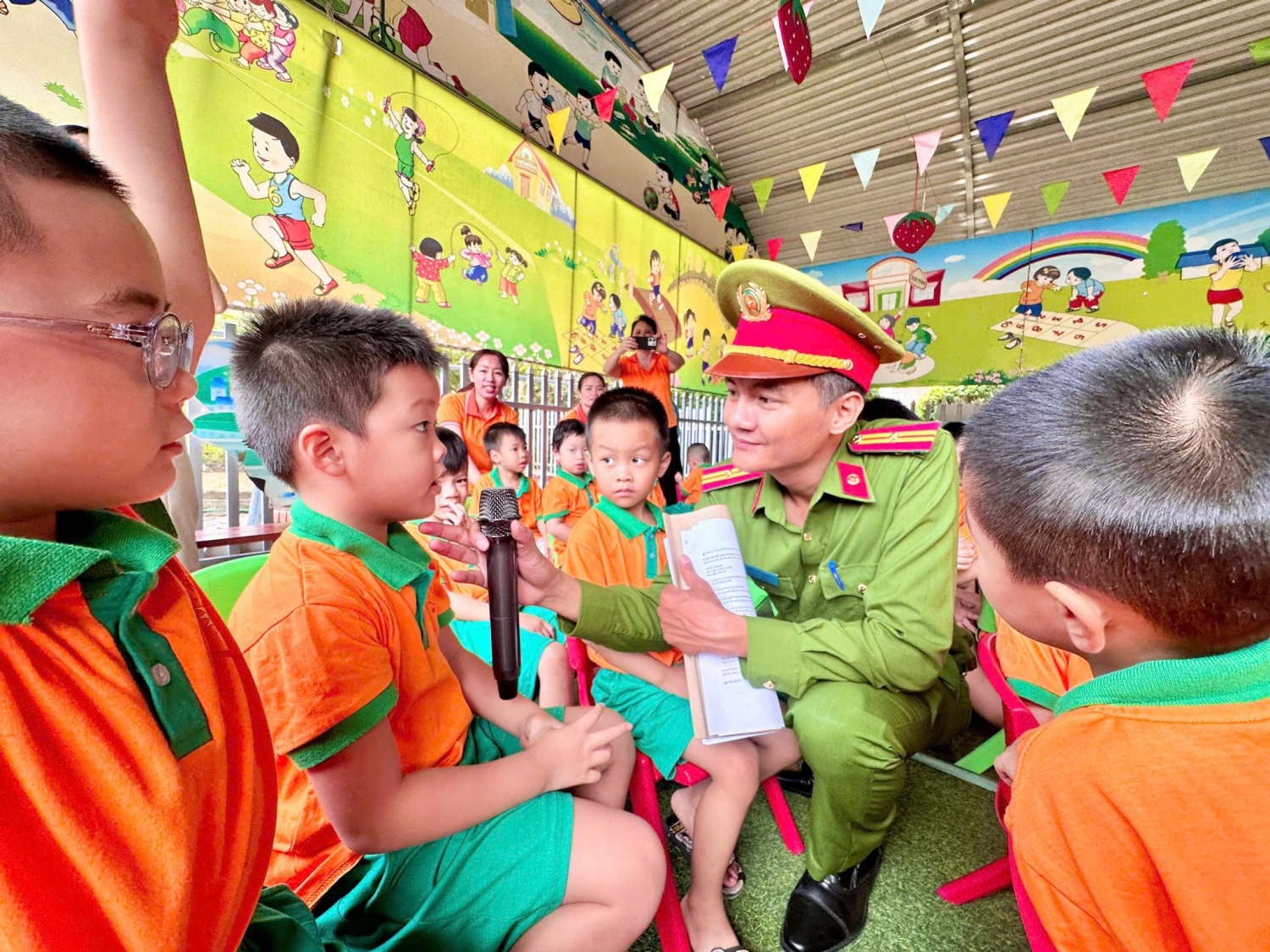 Ảnh trong bài: HOẠT ĐỘNG “TÔI YÊU VIỆT NAM- TUYÊN TRUYỀN PHÁP LUẬT VỀ AN TOÀN GIAO THÔNG TRƯỜNG MẦM NON NOONG BUA