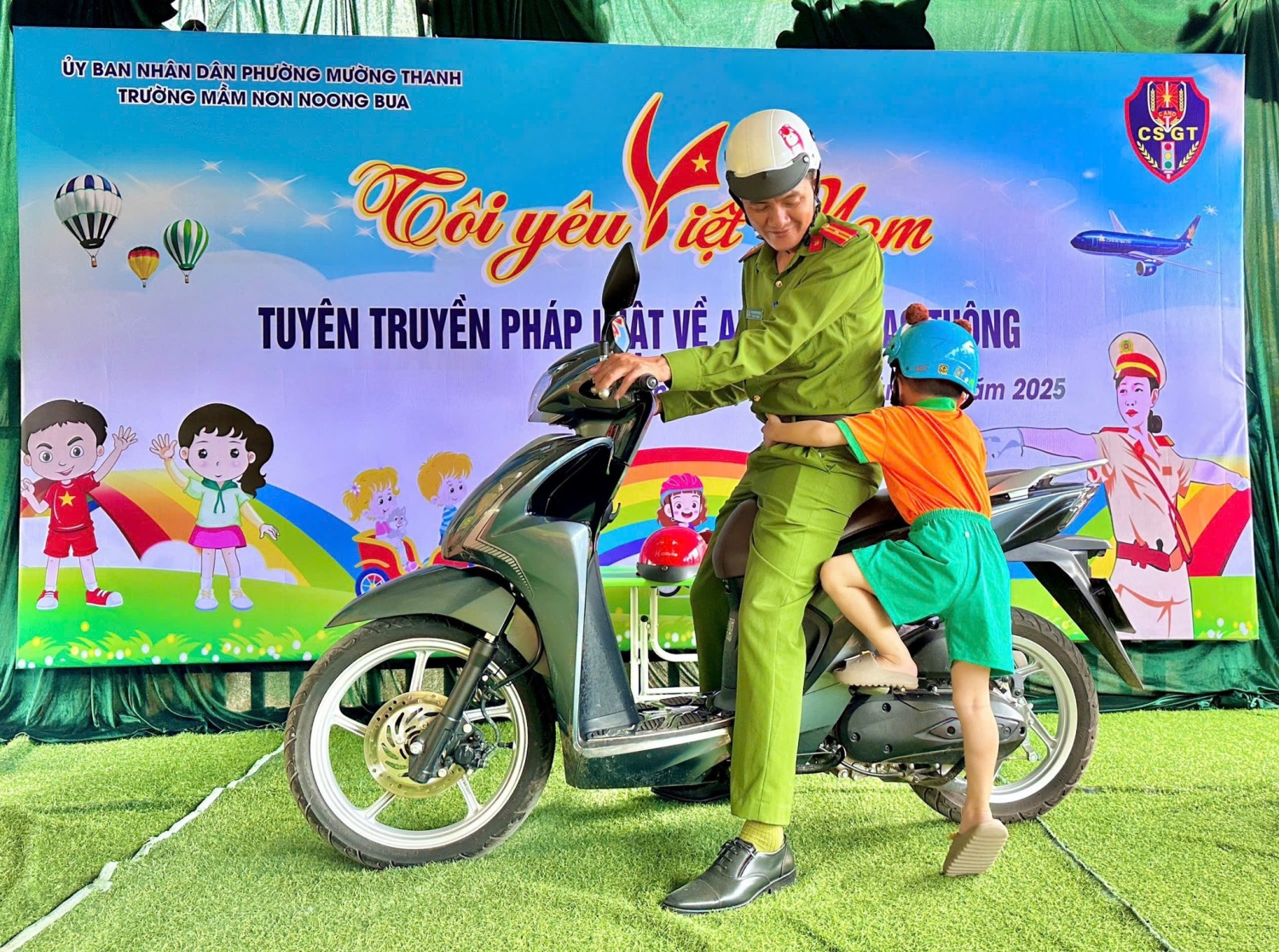Ảnh trong bài: HOẠT ĐỘNG “TÔI YÊU VIỆT NAM- TUYÊN TRUYỀN PHÁP LUẬT VỀ AN TOÀN GIAO THÔNG TRƯỜNG MẦM NON NOONG BUA