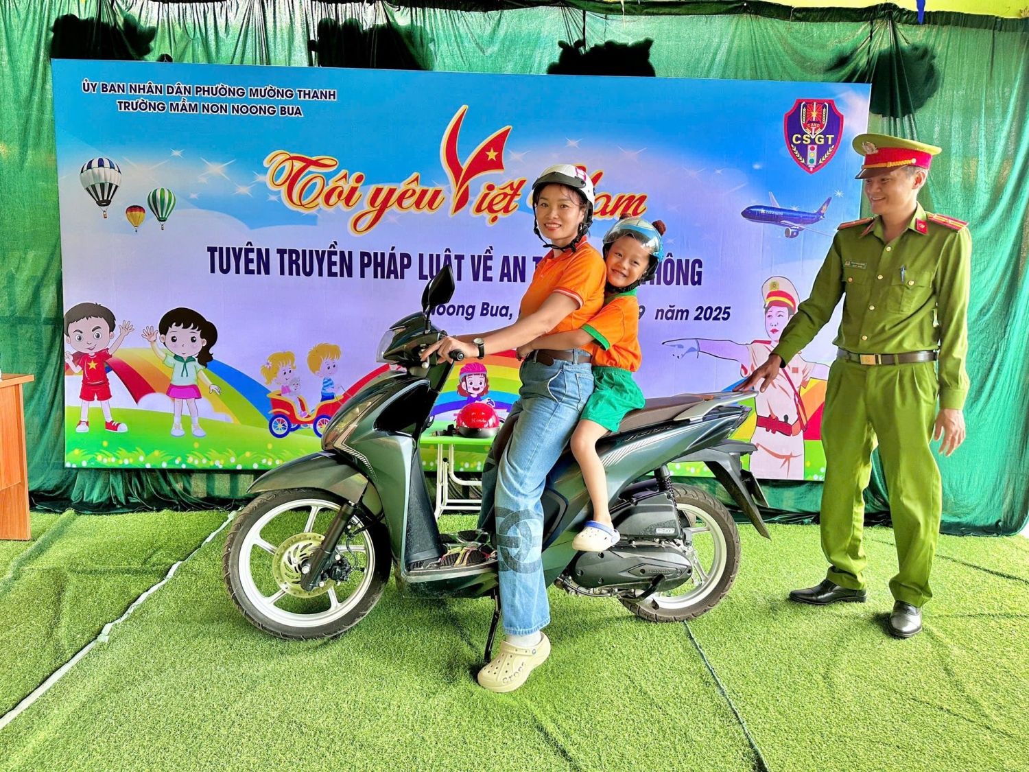 Ảnh trong bài: HOẠT ĐỘNG “TÔI YÊU VIỆT NAM- TUYÊN TRUYỀN PHÁP LUẬT VỀ AN TOÀN GIAO THÔNG TRƯỜNG MẦM NON NOONG BUA