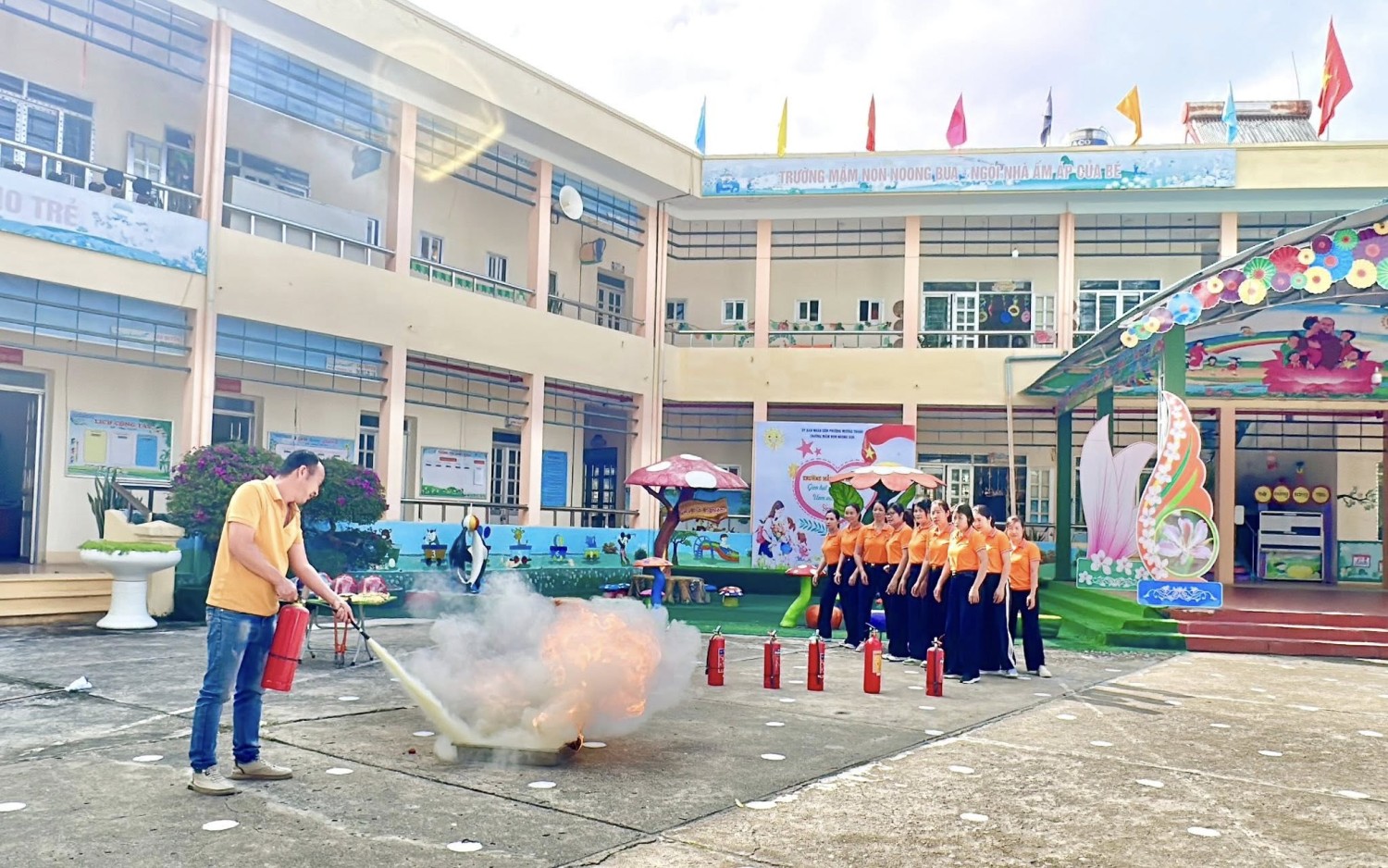 Ảnh trong bài: TRƯỜNG MẦM NON NOONG BUA TĂNG CƯỜNG PHÒNG CHÁY, BẢO VỆ AN TOÀN TRƯỜNG HỌC