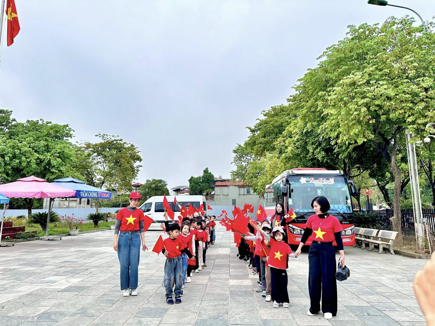 Ảnh trong bài: CÔ VÀ TRÒ TRƯỜNG MẦM NON NOONG BUA VIẾNG NGHĨA TRANG A1 VÀ THAM QUAN BẢO TÀNG CHIẾN THẮNG