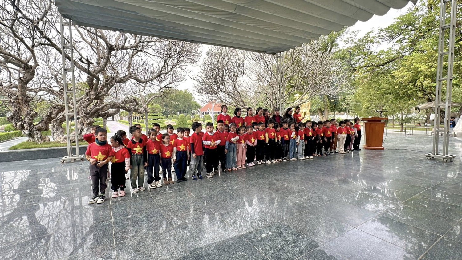 Ảnh trong bài: CÔ VÀ TRÒ TRƯỜNG MẦM NON NOONG BUA VIẾNG NGHĨA TRANG A1 VÀ THAM QUAN BẢO TÀNG CHIẾN THẮNG