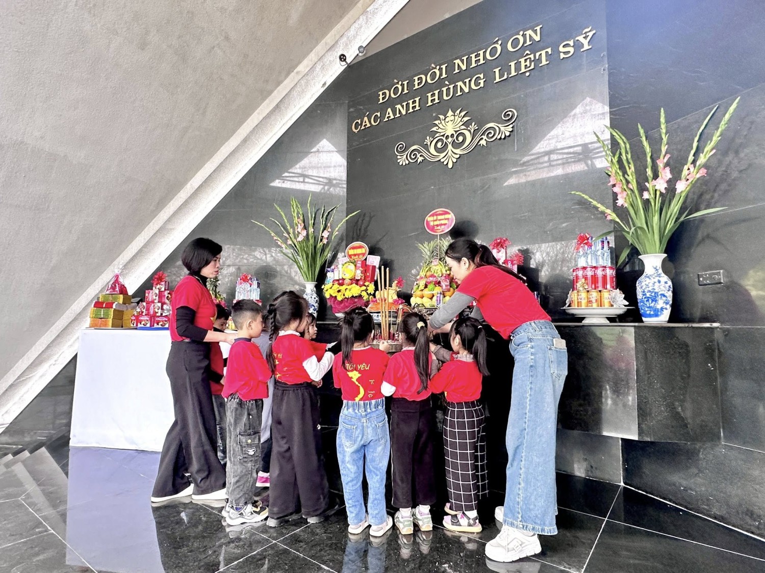 Ảnh trong bài: CÔ VÀ TRÒ TRƯỜNG MẦM NON NOONG BUA VIẾNG NGHĨA TRANG A1 VÀ THAM QUAN BẢO TÀNG CHIẾN THẮNG