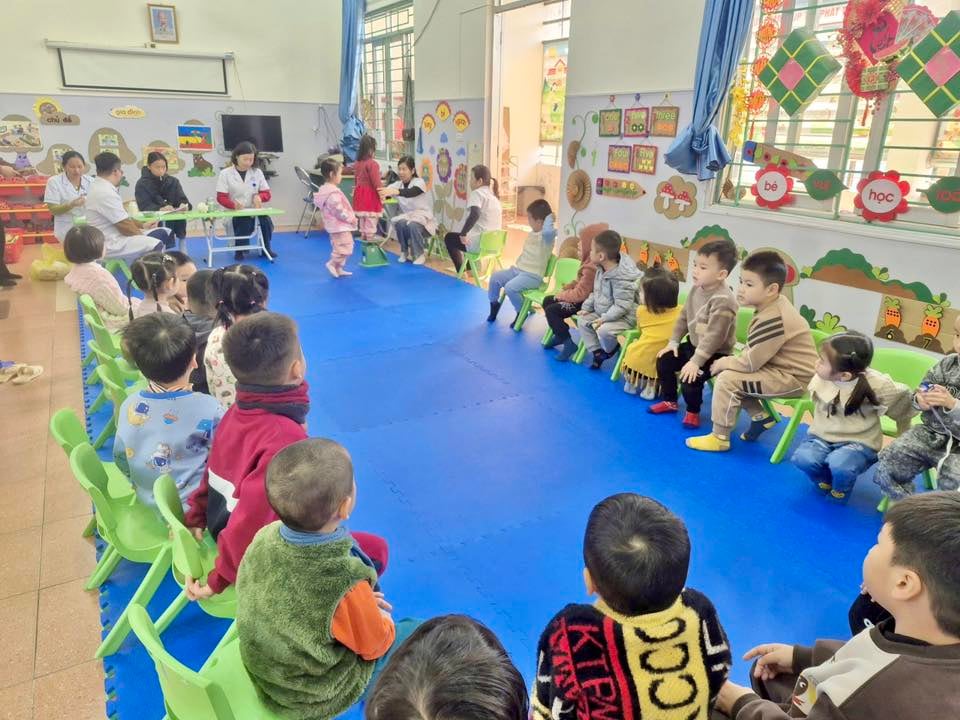 Ảnh trong bài: TRƯỜNG MẦM NON NOONG BUA PHỐI HỢP VỚI TRẠM Y TẾ PHƯỜNG MƯỜNG THANH TỔ CHỨC KHÁM SỨC KHỎE ĐỊNH KỲ CHO TRẺ