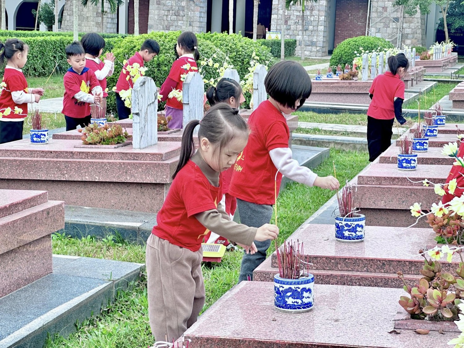 Ảnh trong bài: CÔ VÀ TRÒ TRƯỜNG MẦM NON NOONG BUA VIẾNG NGHĨA TRANG A1 VÀ THAM QUAN BẢO TÀNG CHIẾN THẮNG