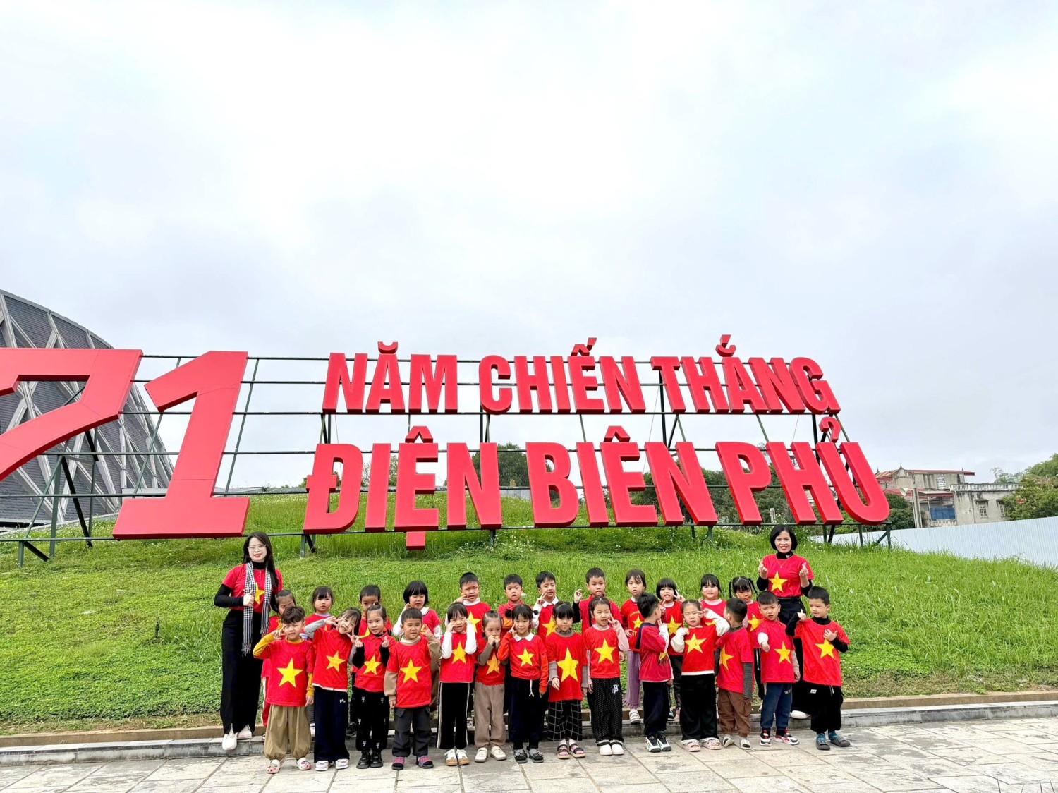 Ảnh trong bài: CÔ VÀ TRÒ TRƯỜNG MẦM NON NOONG BUA VIẾNG NGHĨA TRANG A1 VÀ THAM QUAN BẢO TÀNG CHIẾN THẮNG