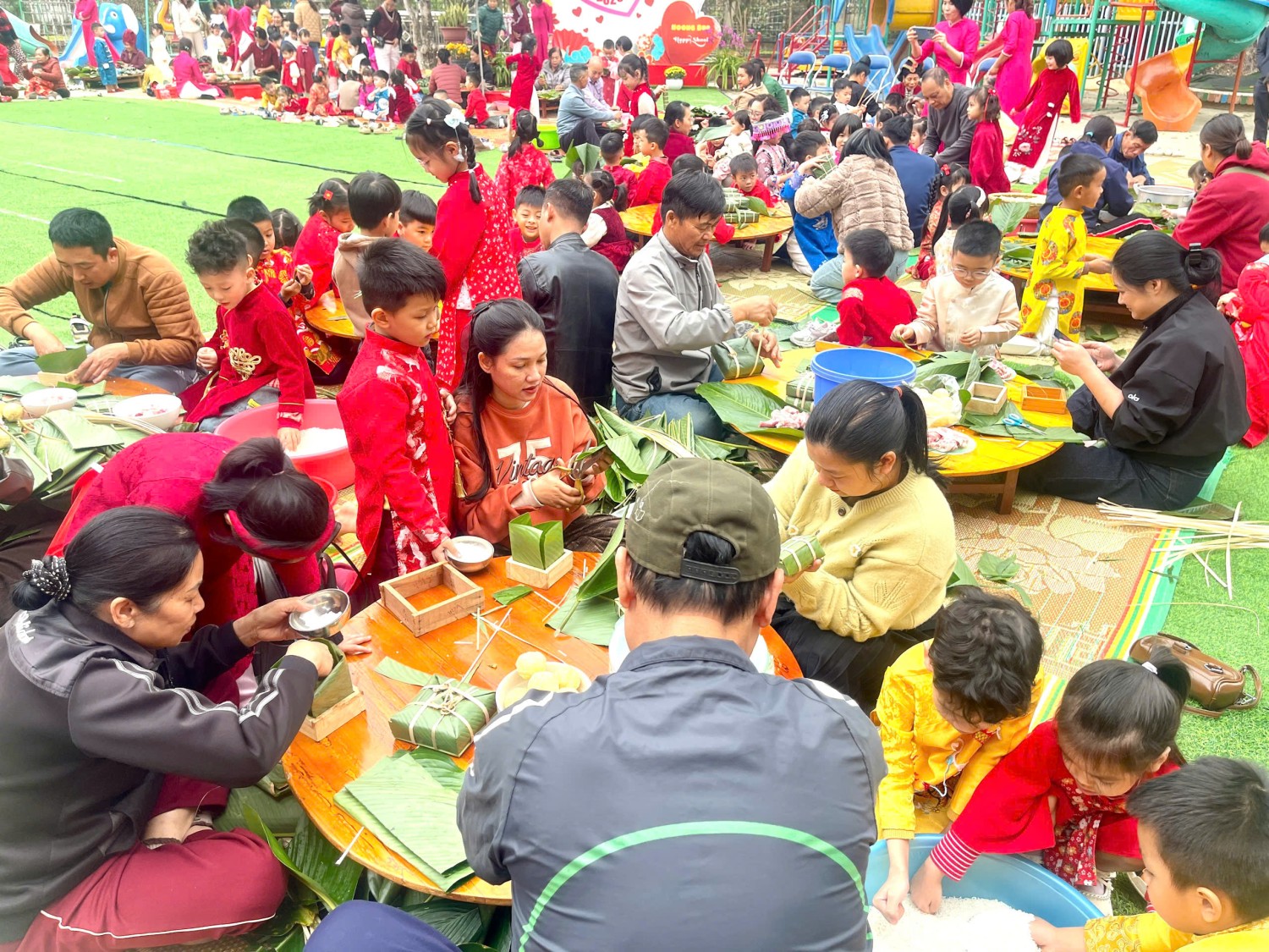 Ảnh trong bài: RỘN RÀNG HOẠT ĐỘNG TRẢI NGHIỆM "GÓI BÁNH CHƯNG, CHÀO XUÂN BÍNH NGỌ" TẠI TRƯỜNG MẦM NON NOONG BUA
