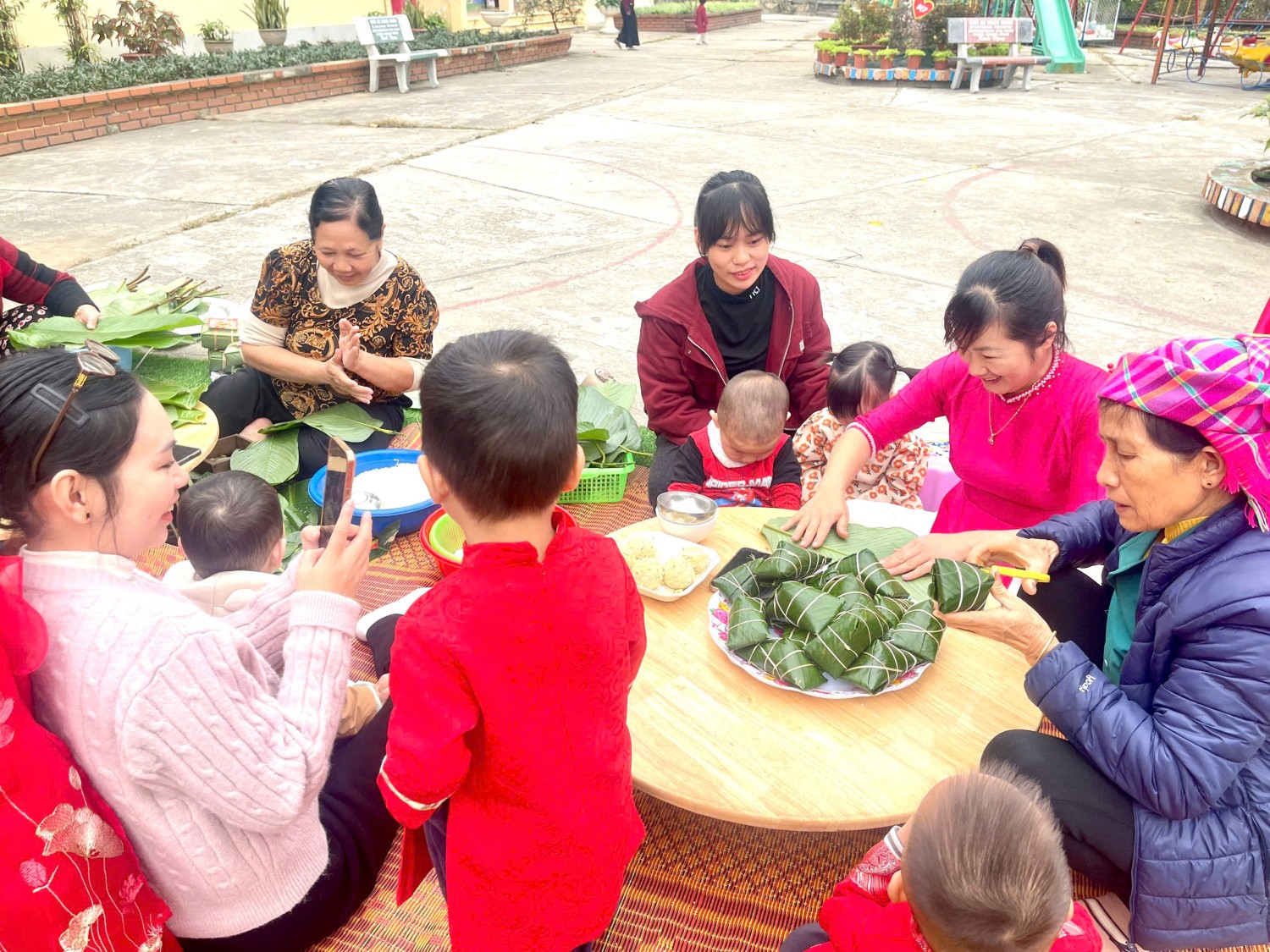 Ảnh trong bài: RỘN RÀNG HOẠT ĐỘNG TRẢI NGHIỆM "GÓI BÁNH CHƯNG, CHÀO XUÂN BÍNH NGỌ" TẠI TRƯỜNG MẦM NON NOONG BUA