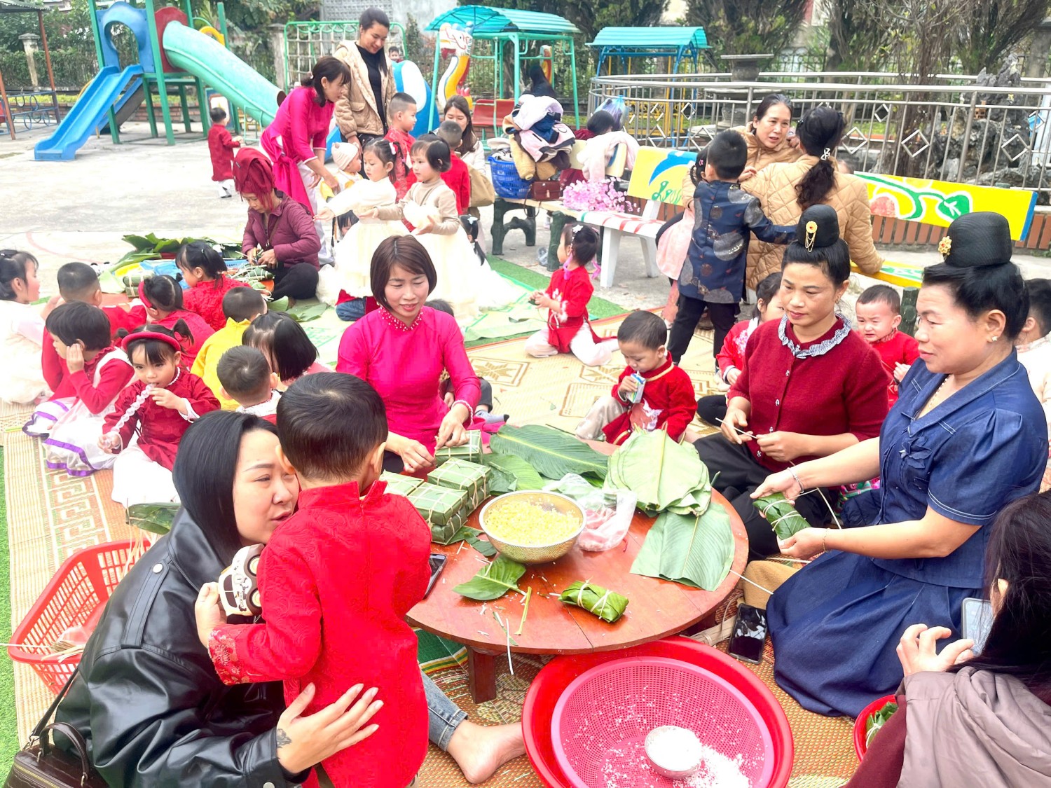 Ảnh trong bài: RỘN RÀNG HOẠT ĐỘNG TRẢI NGHIỆM "GÓI BÁNH CHƯNG, CHÀO XUÂN BÍNH NGỌ" TẠI TRƯỜNG MẦM NON NOONG BUA