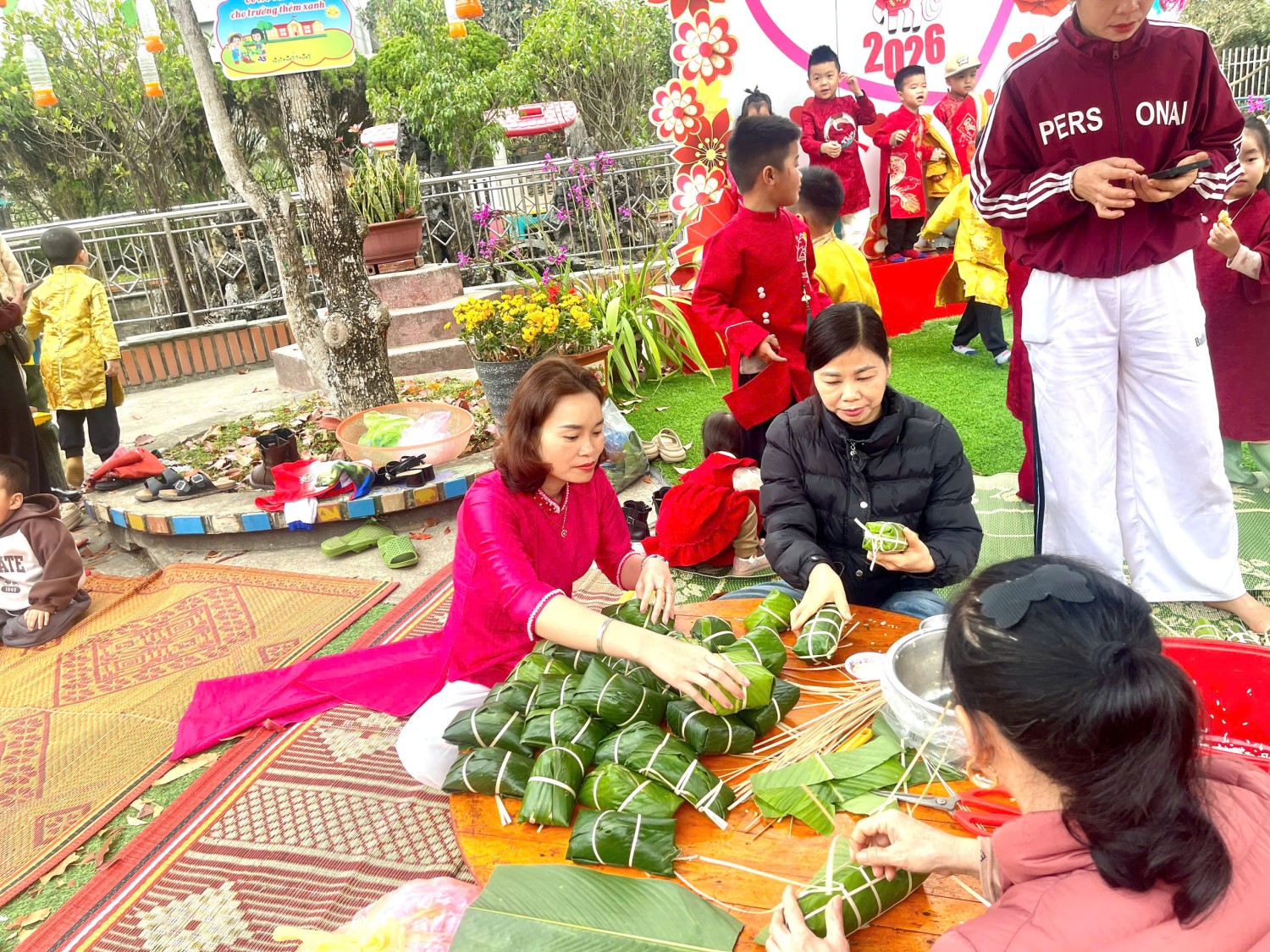 Ảnh trong bài: RỘN RÀNG HOẠT ĐỘNG TRẢI NGHIỆM "GÓI BÁNH CHƯNG, CHÀO XUÂN BÍNH NGỌ" TẠI TRƯỜNG MẦM NON NOONG BUA