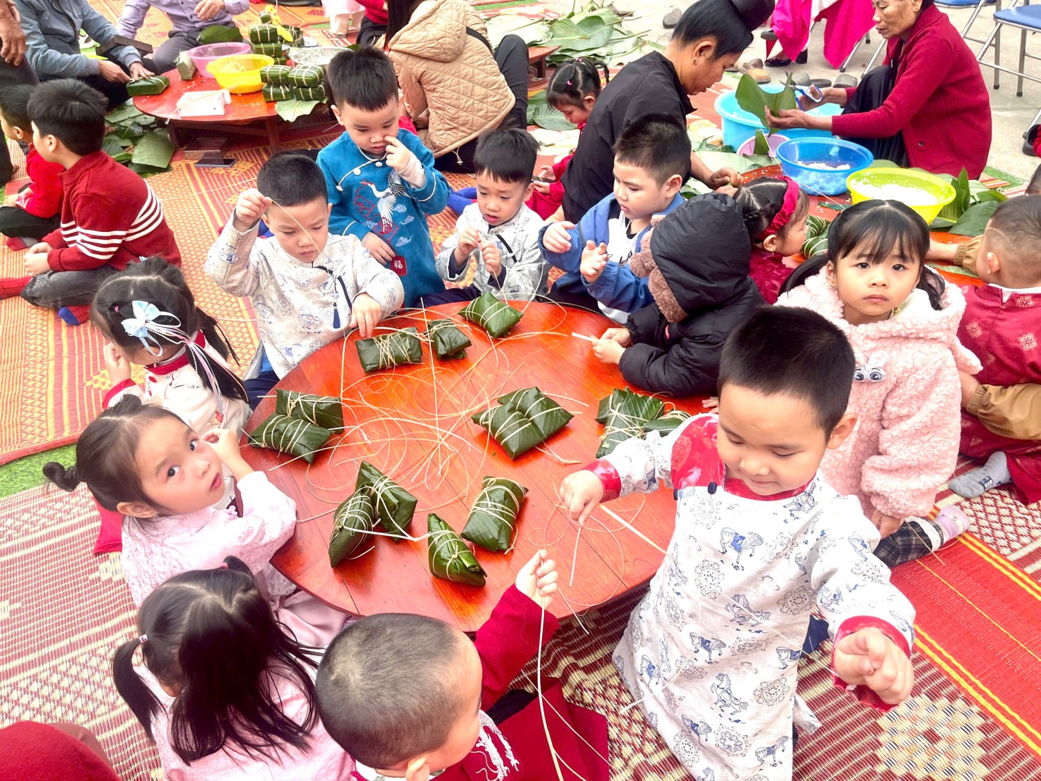 Ảnh trong bài: RỘN RÀNG HOẠT ĐỘNG TRẢI NGHIỆM "GÓI BÁNH CHƯNG, CHÀO XUÂN BÍNH NGỌ" TẠI TRƯỜNG MẦM NON NOONG BUA