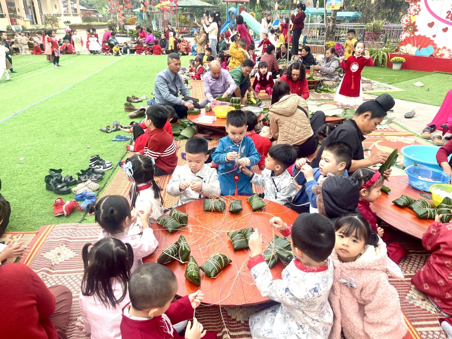 Ảnh trong bài: RỘN RÀNG HOẠT ĐỘNG TRẢI NGHIỆM "GÓI BÁNH CHƯNG, CHÀO XUÂN BÍNH NGỌ" TẠI TRƯỜNG MẦM NON NOONG BUA