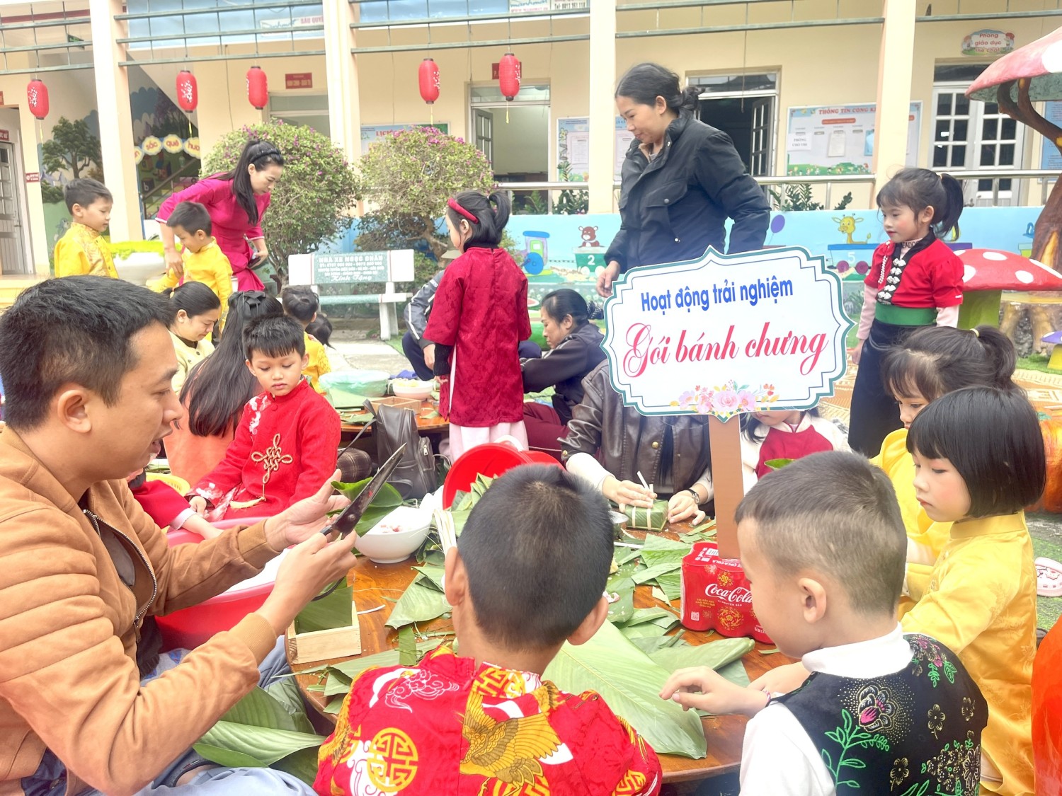 Ảnh trong bài: RỘN RÀNG HOẠT ĐỘNG TRẢI NGHIỆM "GÓI BÁNH CHƯNG, CHÀO XUÂN BÍNH NGỌ" TẠI TRƯỜNG MẦM NON NOONG BUA