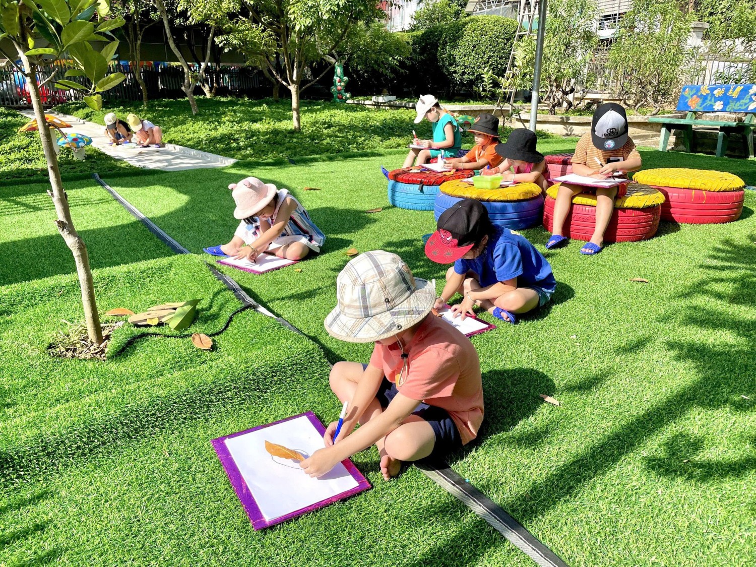 Ảnh trong bài: HOẠT ĐỘNG NGOÀI TRỜI - SÂN CHƠI BỔ ÍCH CHO TRẺ MẦM NON