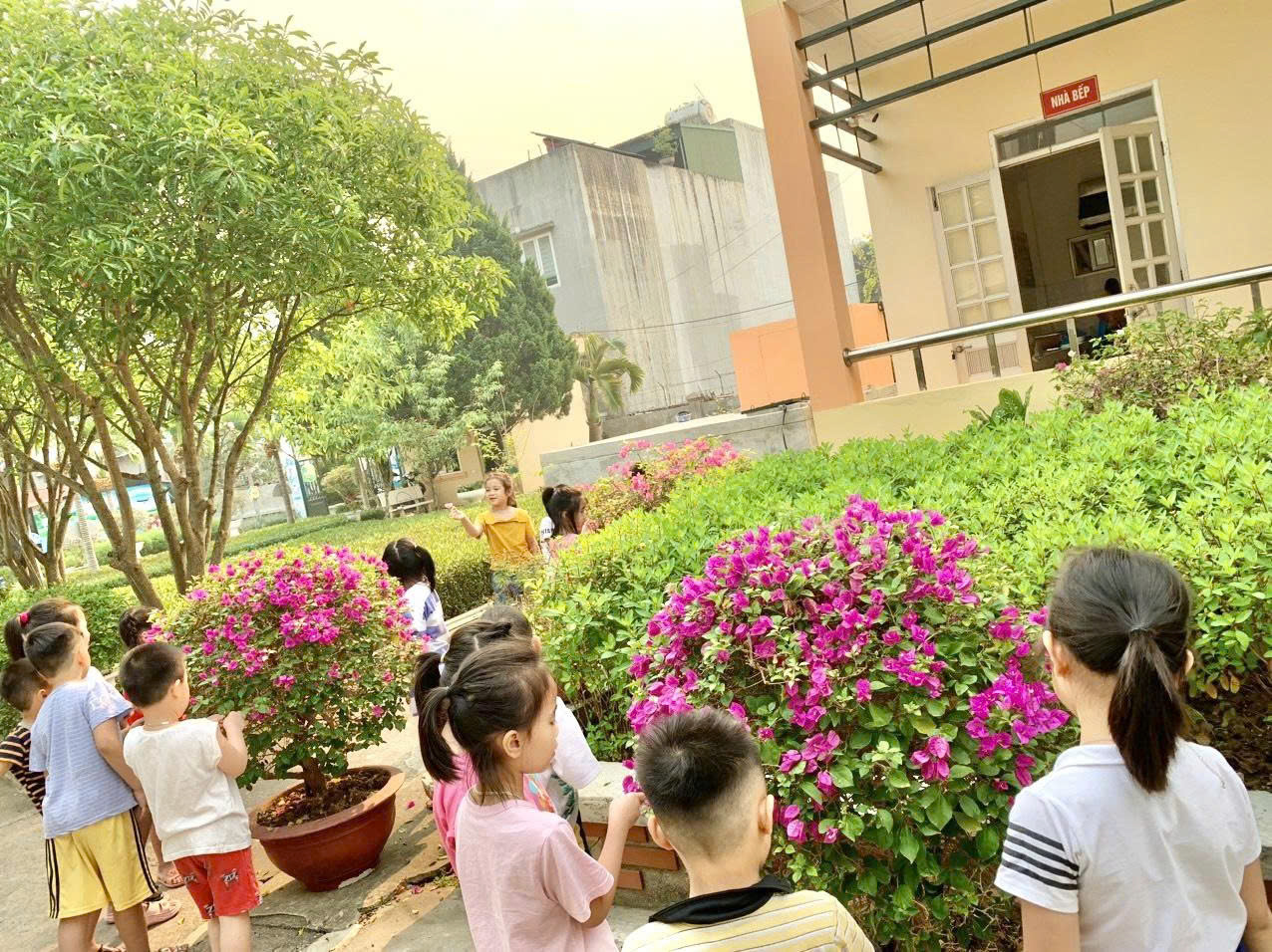 Ảnh trong bài: HOẠT ĐỘNG NGOÀI TRỜI - SÂN CHƠI BỔ ÍCH CHO TRẺ MẦM NON