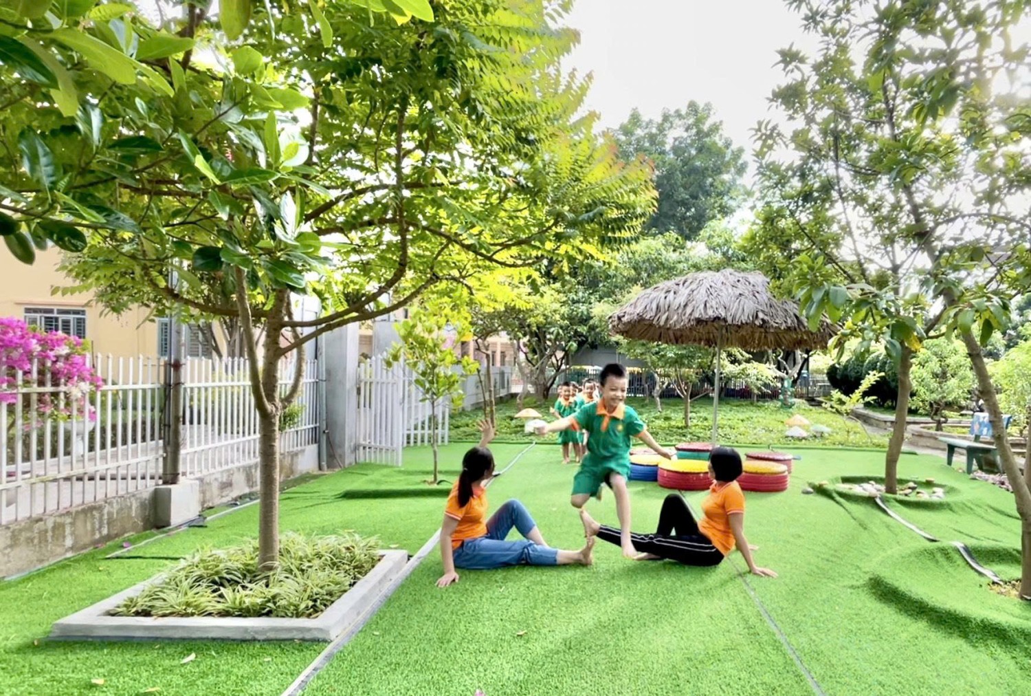 Ảnh trong bài: HOẠT ĐỘNG NGOÀI TRỜI - SÂN CHƠI BỔ ÍCH CHO TRẺ MẦM NON