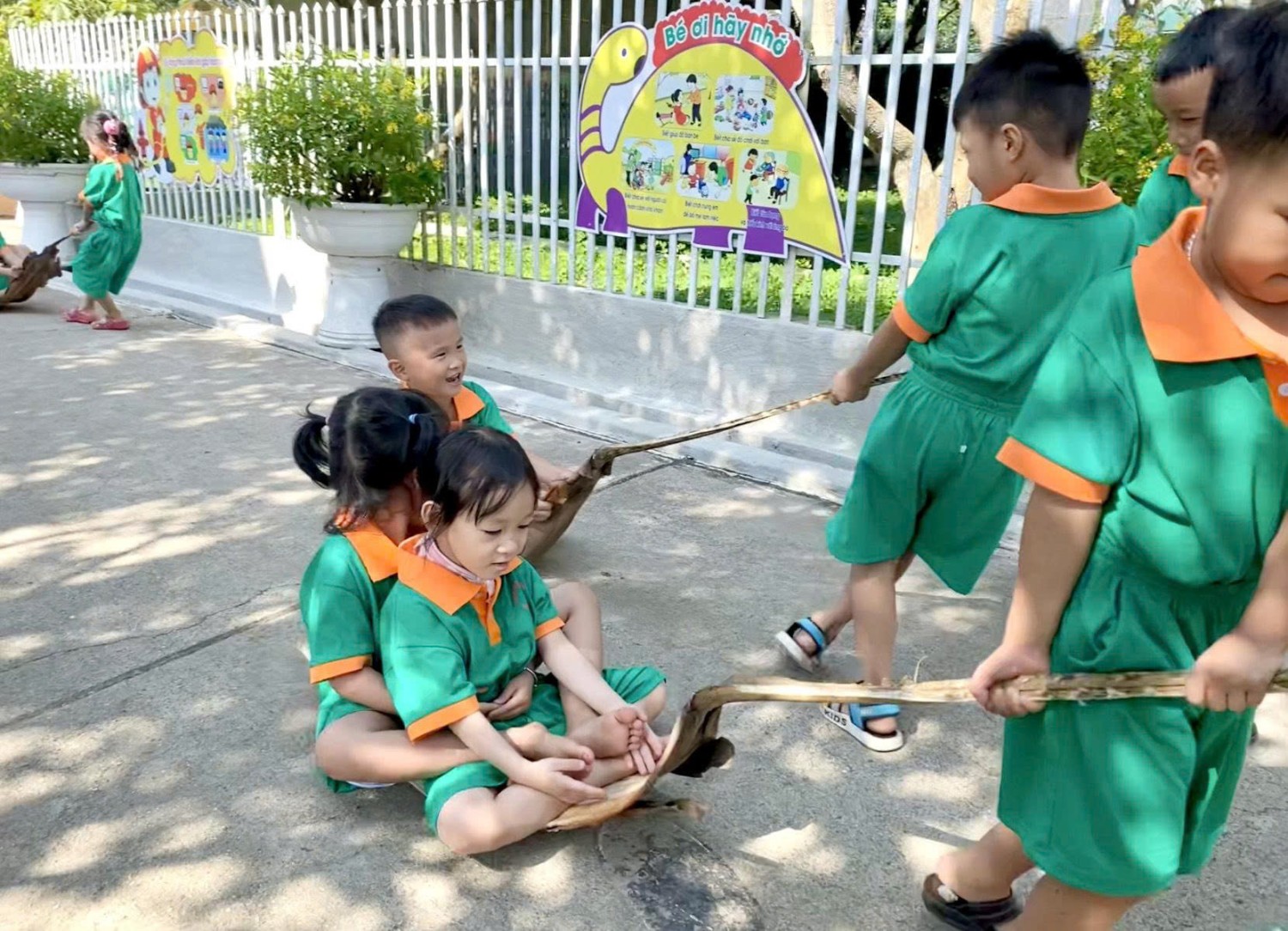 Ảnh trong bài: HOẠT ĐỘNG NGOÀI TRỜI - SÂN CHƠI BỔ ÍCH CHO TRẺ MẦM NON