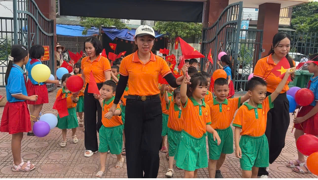 Ảnh trong bài: CÁC BÉ MẪU GIÁO LỚN TRƯỜNG MẦM NON NOONG BUA TRẢI NGHIỆM TẠI TRƯỜNG TIỂU HỌC NOONG BUA